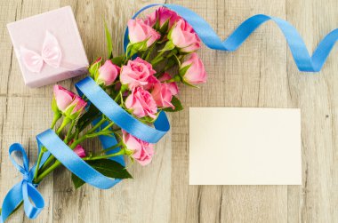 Boş kartpostal, çiçek ve ahşap zemin üzerine mavi şerit