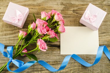 Boş kartpostal, çiçek ve ahşap zemin üzerine mavi şerit