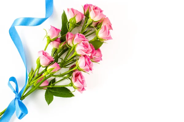 Fundo branco vazio com flores coloridas e fita azul — Fotografia de Stock