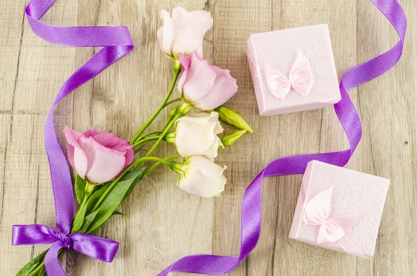 Pink flower and gift box on wooden background — Stock Photo, Image