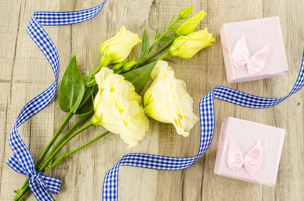 Yellow flower and gift box on wooden background — Stock Photo, Image