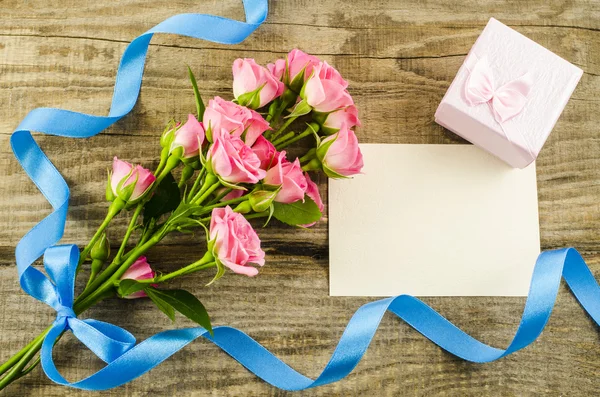 Boş kartpostal, çiçek ve ahşap zemin üzerine mavi şerit