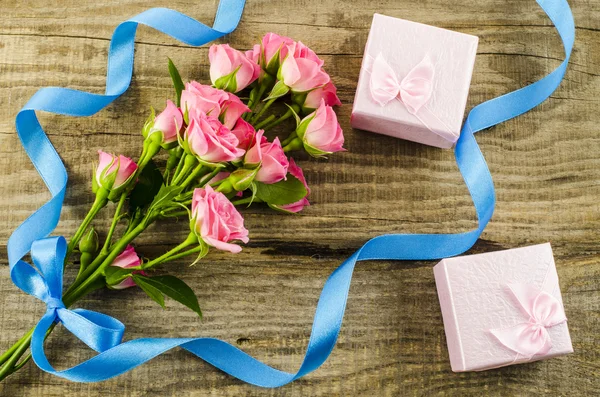 Rosa fiore e scatola regalo su sfondo di legno — Foto Stock