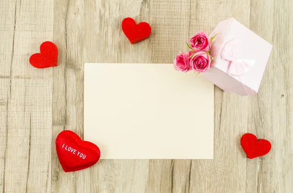 Carta vuota con fiore di rosa, confezione regalo, cuore e nastro — Foto Stock