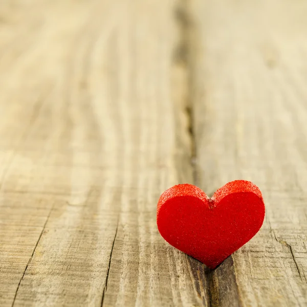 Corazón sobre mesa de madera — Foto de Stock