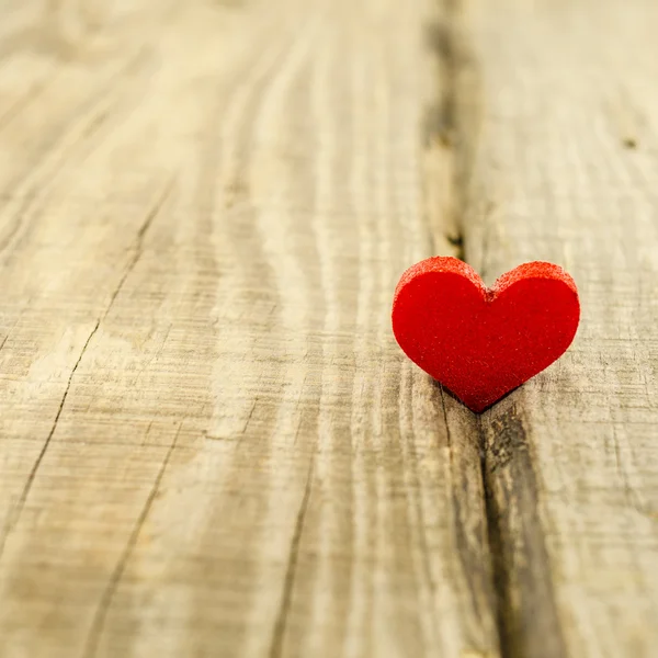Сердце на деревянном столе — стоковое фото