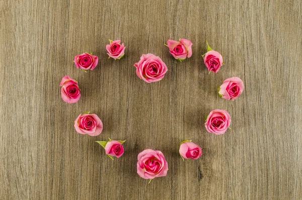 Rosa a forma di cuore fiore su sfondo di legno — Foto Stock