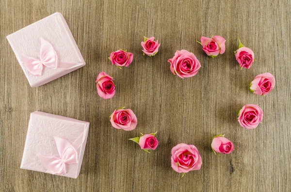 Fiore di rosa a forma di cuore e scatola regalo su sfondo di legno — Foto Stock