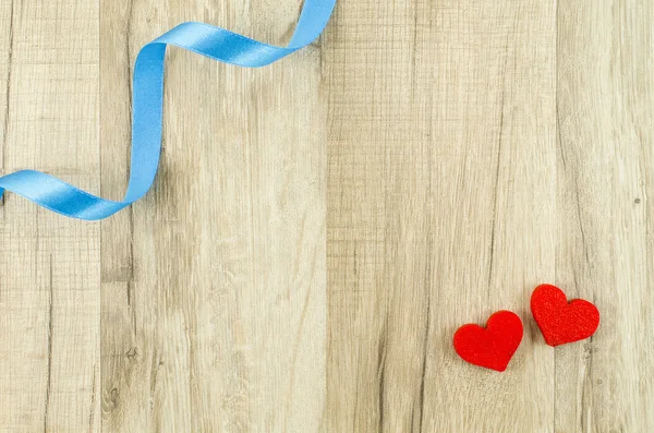 Сердце и лента на деревянном фоне — стоковое фото
