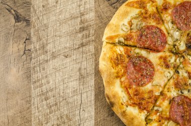 ahşap masa üzerinde İtalyan pizza