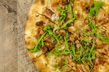 ahşap masa üzerinde İtalyan pizza