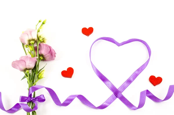 Herzförmige Schleife mit Blume auf weißem Hintergrund — Stockfoto