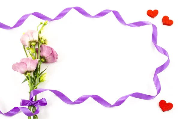Fleur avec ruban violet sur fond blanc — Photo
