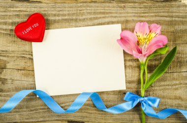 Çiçek ve şerit üzerinde ahşap arka plan boş oyun kağıdı