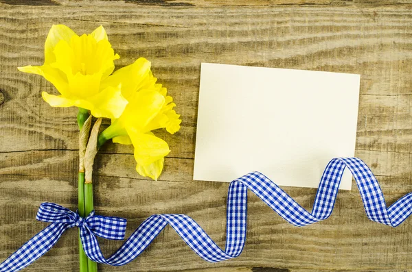 Cartão vazio com flor e fita em fundo de madeira — Fotografia de Stock