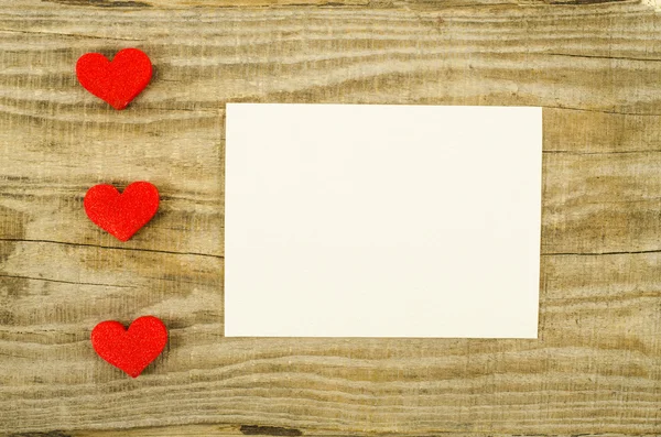 Empty card with heart on wooden table — Stock Photo, Image