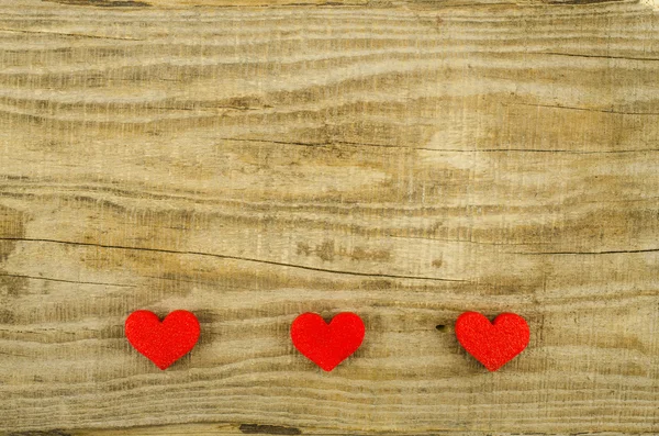 Corazones sobre mesa de madera vacía — Foto de Stock