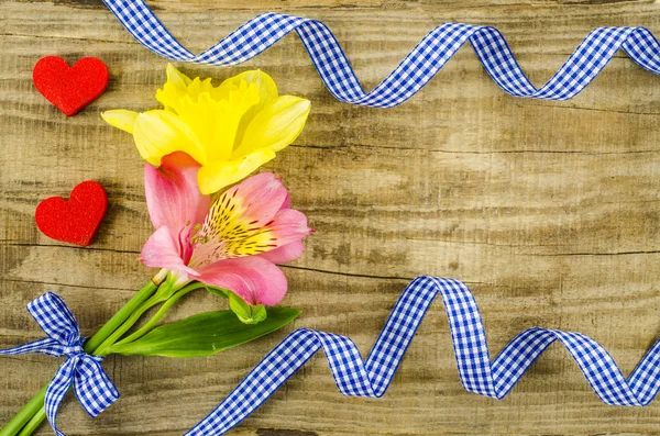 Flor com fita azul na mesa de madeira — Fotografia de Stock