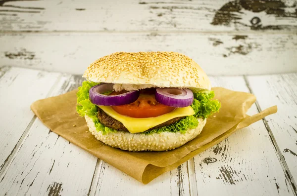 Hamburger op oude houten achtergrond — Stockfoto