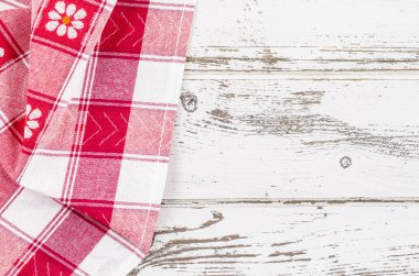 Ahşap masa üzerinde kırmızı katlanmış masa örtüsü