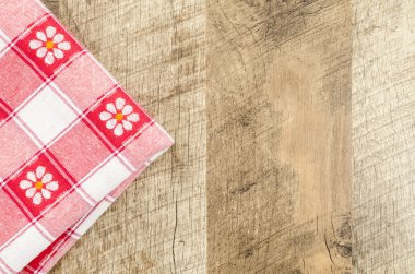 Ahşap masa üzerinde kırmızı katlanmış masa örtüsü