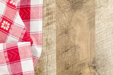 Ahşap masa üzerinde kırmızı katlanmış masa örtüsü