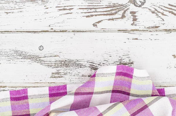 Zagięte ręcznik biały drewniany stół — Zdjęcie stockowe
