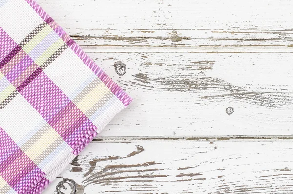 紫毛巾在白色的木桌 — 图库照片