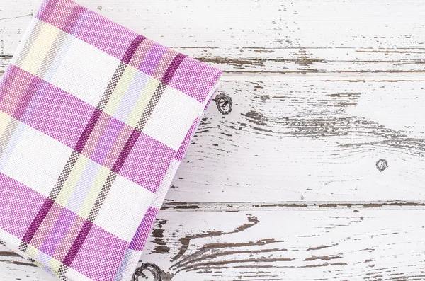 Toalla violeta sobre mesa de madera blanca — Foto de Stock