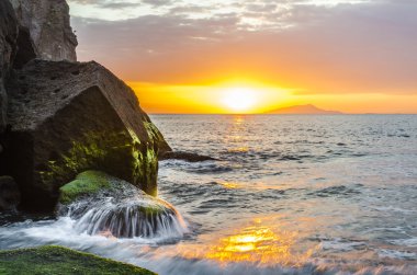 Denizin üzerinde gün batımı