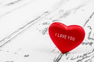 Ahşap masa üzerinde kalp