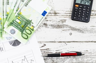 Ahşap masa üzerinde iş araçları