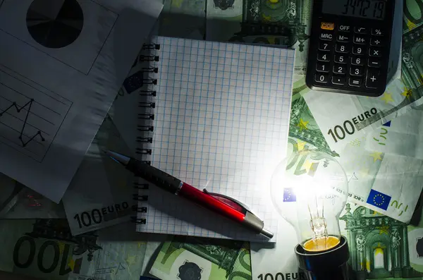 Glowing light bulb with money — Stock Photo, Image