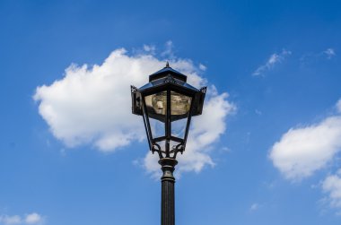 Mavi gökyüzündeki sokak lambası