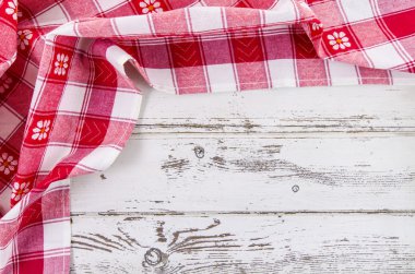 Ahşap masa üzerinde kırmızı katlanmış masa örtüsü