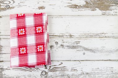 Ahşap masa üzerinde kırmızı masa örtüsü