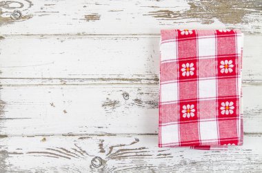 Ahşap masa üzerinde kırmızı masa örtüsü