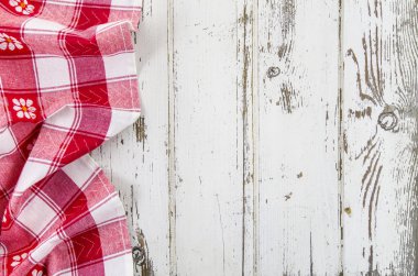 Ahşap masa üzerinde kırmızı katlanmış masa örtüsü