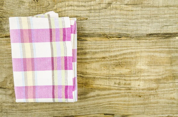 Fialový ručník bílý dřevěný stůl — Stock fotografie