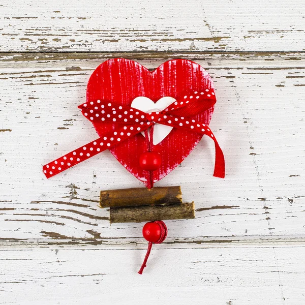 Coeur rouge sur table en bois — Photo