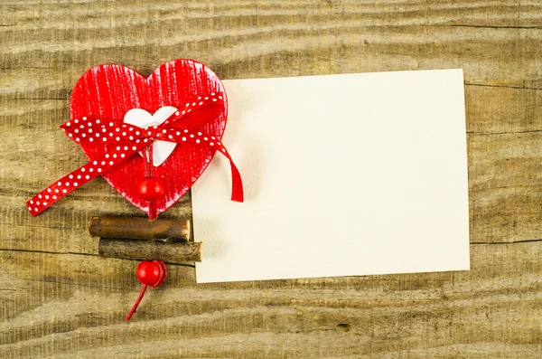 Carte vide avec coeur rouge sur table en bois — Photo