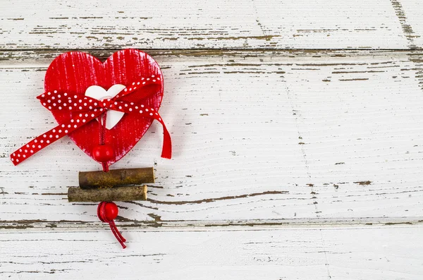 Coeur rouge sur table en bois vide Photo De Stock