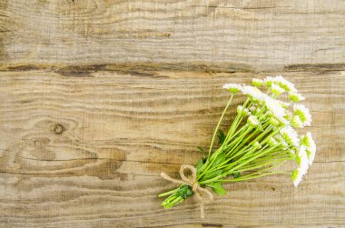 Boş tahta arka plan ile çiçekler