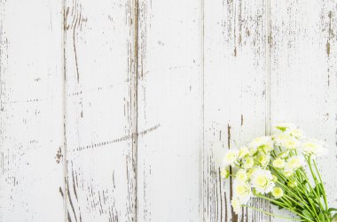 Boş tahta arka plan ile çiçekler