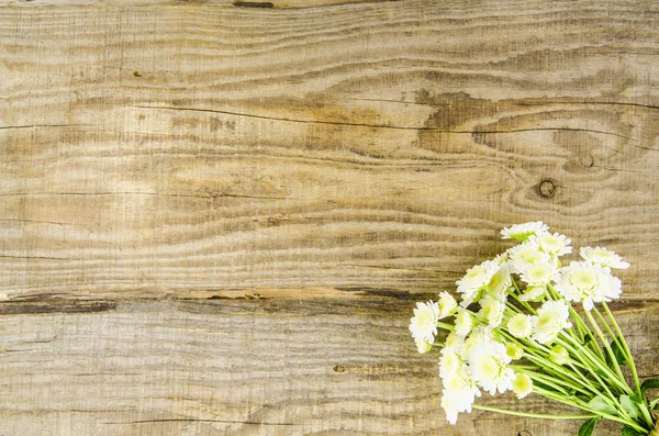 Пустой деревянный фон с цветами — стоковое фото