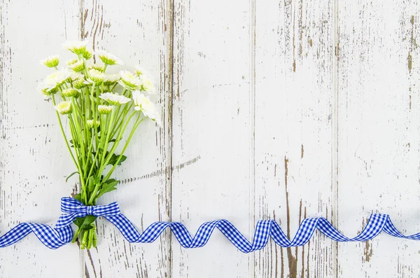 Empty wooden background with flowers — Stock Photo, Image