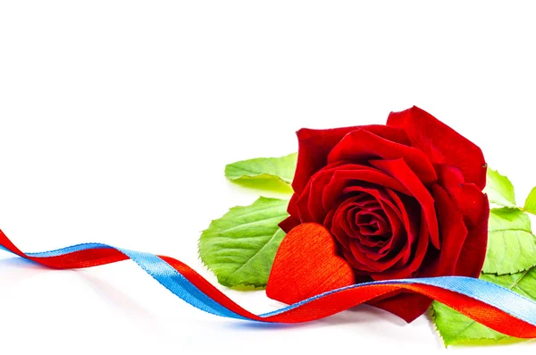 Rose Blume mit Herz und Band auf weißem Hintergrund — Stockfoto