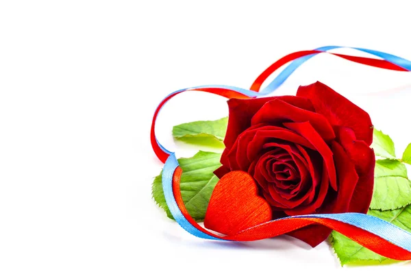 Квітка троянди з серцем і стрічкою на білому тлі — стокове фото