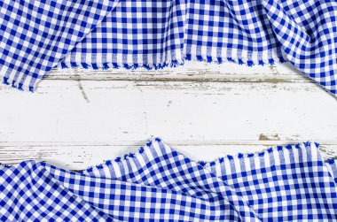 Ahşap masa üzerinde mavi katlanmış masa örtüsü