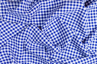 Mavi katlanmış masa örtüsü